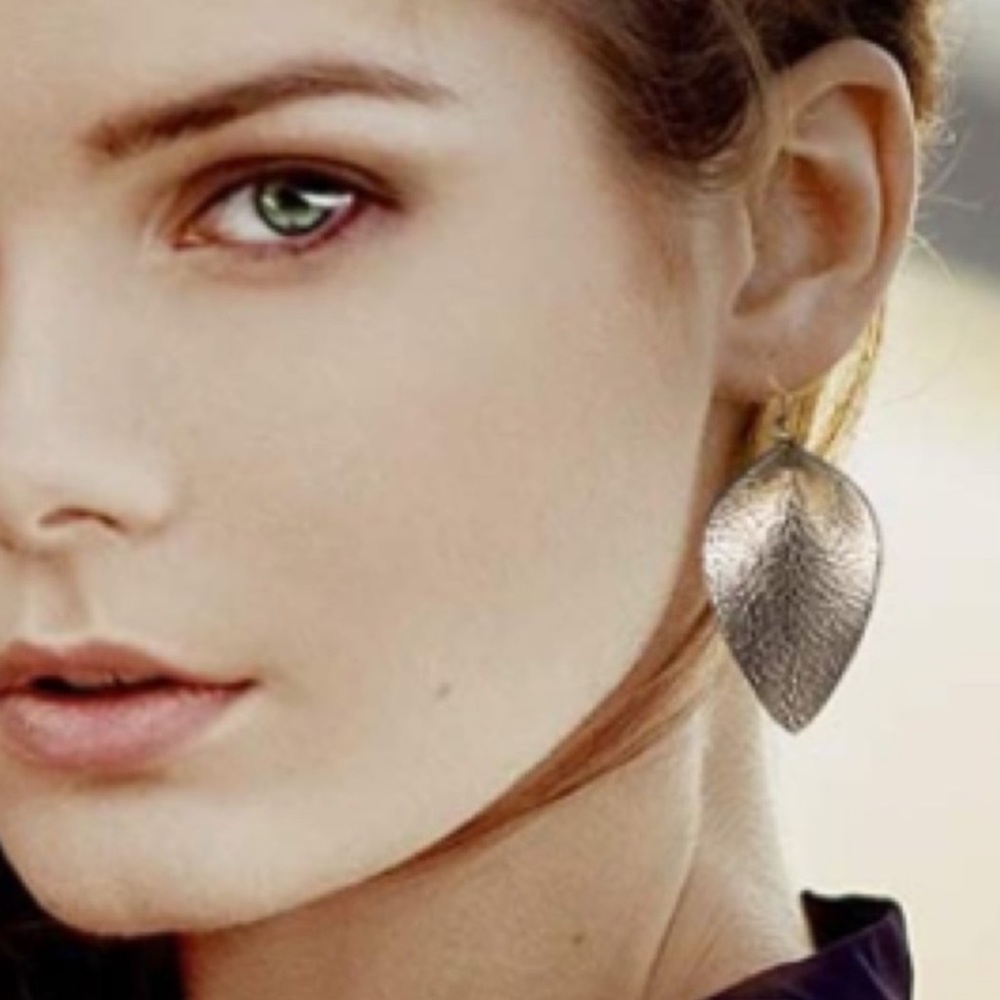 πΈ3/$25 π Handmade Gold Leather Leaf
Dangle Drop Earrings - Picture 2 of 10